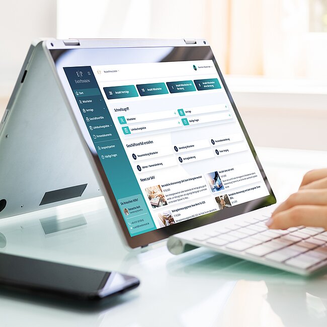 Die bAV ist digital zu verwalten Hände am Laptop. Die bAV ist digital zu verwalten